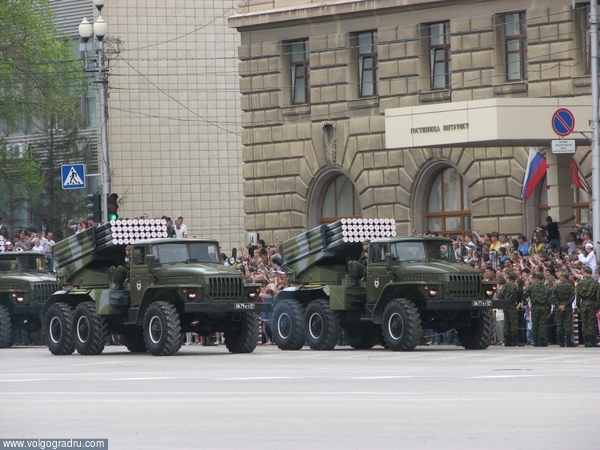 Батареи реактивных систем БМ-21. парад, военная техника, площадь