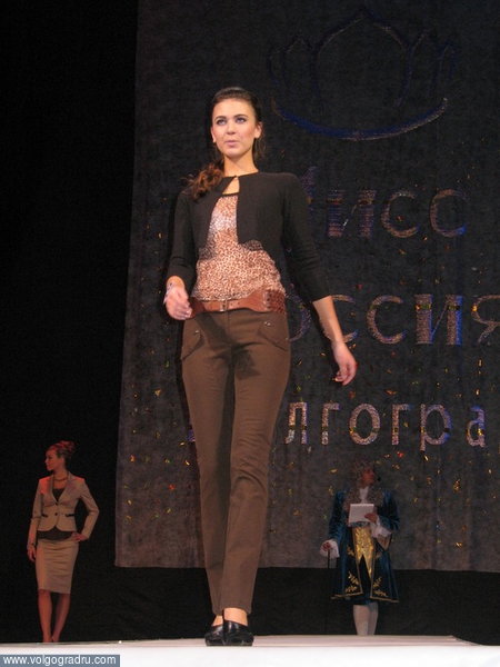 На подиуме Дарья Довлекаева. конкурс красавиц, империя красоты, мисс Волгоград 2007