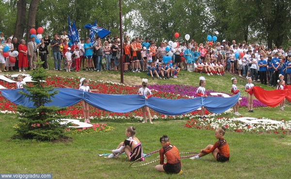 12 июня в Волгограде. цветочные часы, день россии, день независимости