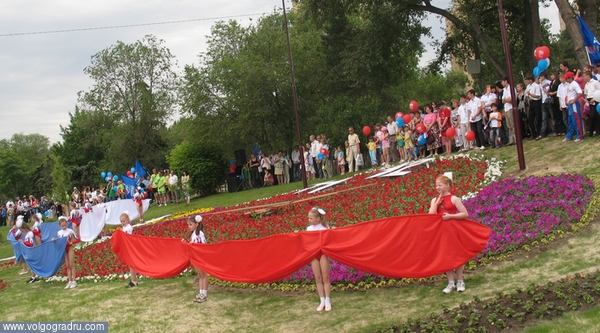 Праздник на площади Чекистов. цветочные часы, день россии, день независимости
