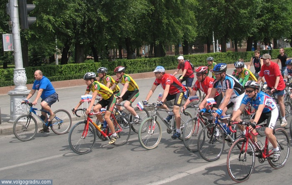 "Велосипедная" часть колонны. цветочные часы, день россии, день независимости
