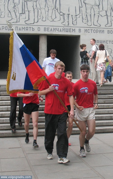 Спортсмены несут флаг, переданный ветеранами Великой Отечественной войны.. цветочные часы, день россии, день независимости