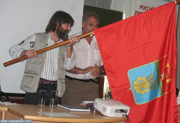 В Волгограде Федору Конюхову подарили знамя.. федор конюхов, экспедиция, знаменитости
