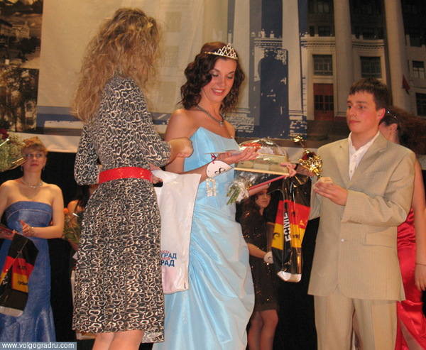 Награждение победительницы «Красы ВГПУ - 2008». Краса ВГПУ, красивая девушка, награждение