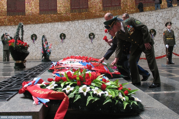 Возложение цветов к Вечному огню. день пограничника, волжский пограничный отряд, военные