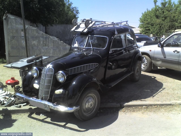 Этот автомобиль стоял у "птичьего" рынка в Краснооктябрьском районе по выходным 4 года назад.. старый, старый автомобиль, машина