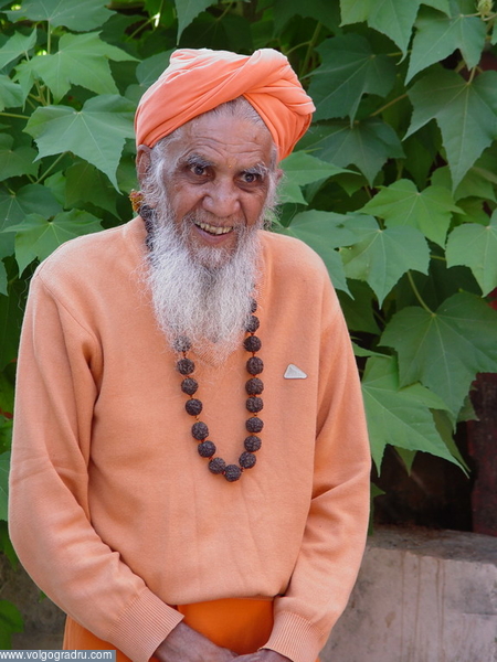 Священнослужитель. священнослужитель, индийский мужчина, служитель в храме