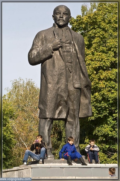 Зрители.. Памятник Ленину, казачата, 