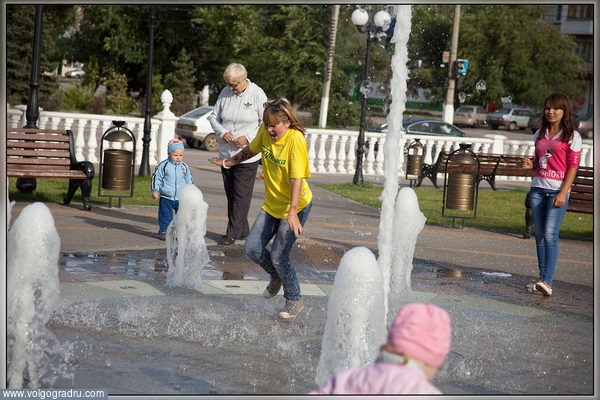У фонтана. 3. вода, лето, Урюпинск