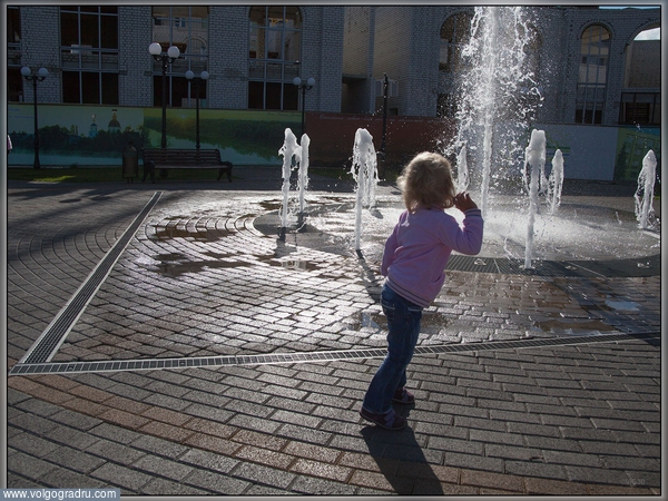Лето..., но день был довольно холодный... Тем не менее, дети есть дети - холод им нипочем :). фонтан, вода, лето