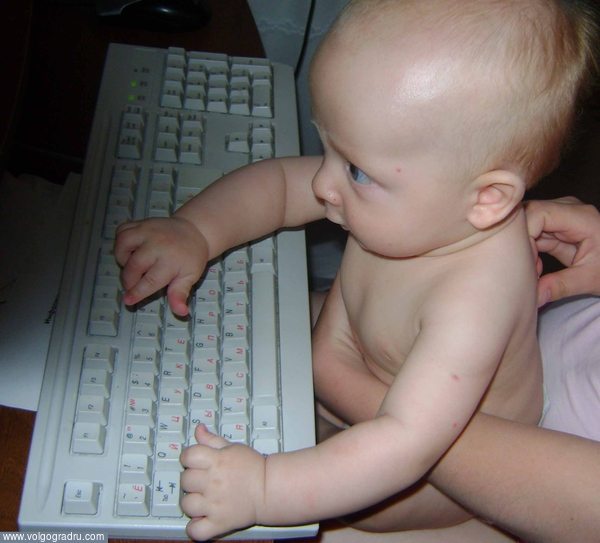 Маленький компьютерщик :-). малыш, ребенок, компьютер