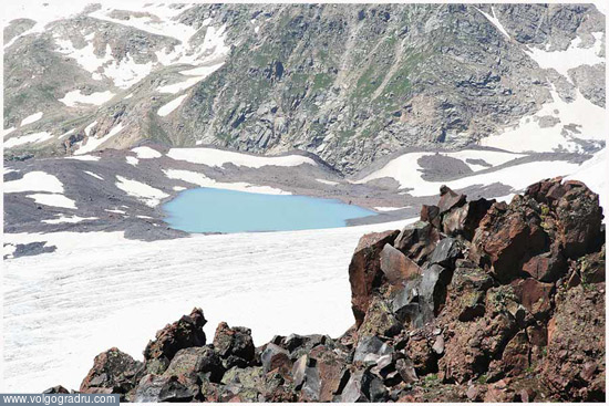 Ледяное озеро на высоте 3200 (склон Эльбруса). Кавказ, озеро, ледяное