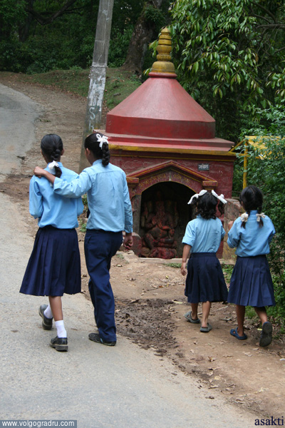 школьницы и Ганеша. Непал, 