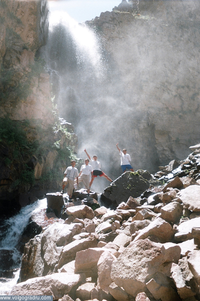 С друзьями возле водопада у Кашкарсу. жители, узбекистан, путешествия