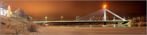 Мост в городе Рованиеми (Финляндия), в месте слияния двух крупных северных рек — Оунасйоки и Кемийоки. . панорама, лапландия, финляндия