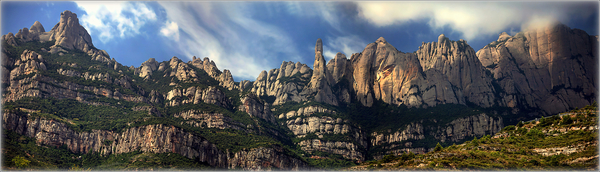 Монтсеррат – горный массив на севере Испании, в сердце провинции Каталония, недалеко от Барселоны. Горы необыкновенно красивы, причудливые каменныe образования местами похожи на замки из мокрого песка, а местами напоминают огромных истуканов, вызывающих о. пейзаж, панорама, европа