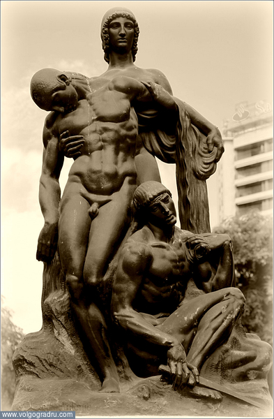 «Обнаженные»
Памятник называют так местные горожане.
Эта скульптура была создана Хулио Антонио (Антонио Родригес Эрнандес), скульптором Таррагоны, который не понимал что он установил постыдного когда запретили выставлять искусство на показ. В ходе этой по. испания, таррагона, каталония
