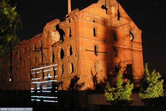 Изображение на стене разрушенной мельницы. панорама, фотоволгоград, мельница