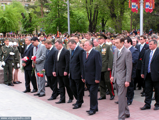 Администрация города и области отдают дань памяти павшим. Волгоград, Сталинград, братская могила