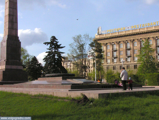 Обелиск на Аллее Героев в Волгограде. могила, война, памяти павших