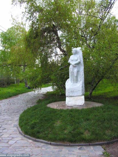 Памятник Маргарите Агашиной в г. Волгограде. Волгоград, фотоволгоград, проспект Ленина