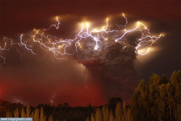Молнии вокруг пепла вулкана Puyehue-Cordon Caulle в Чили. Photo: Carlos Gutierrez with Reuters. вулкан, пепел, молнии