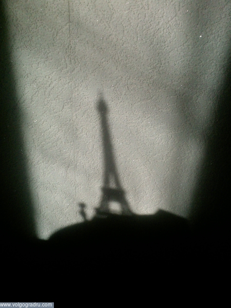 Эйфелева башня, писающий мальчик и тень. Эйфелева башня, писающий мальчик, свет