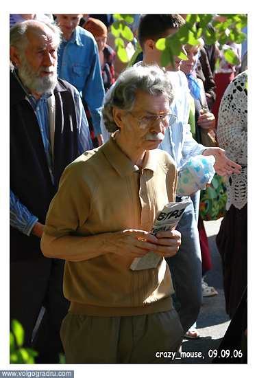Участники крестного хода с иконой Александра Невского. День города - 2006, Невского, Александра