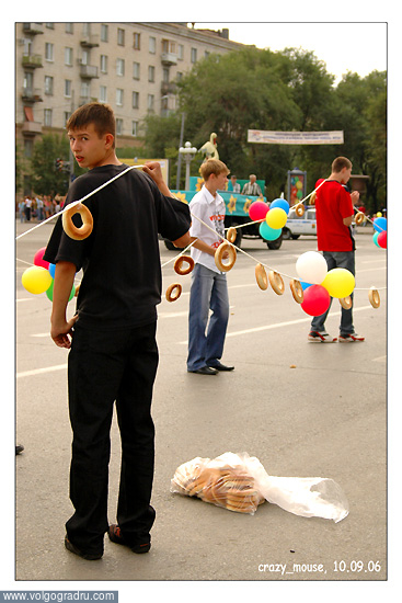 Участники карнавального шествия в колоннах. День города - 2006, день, города