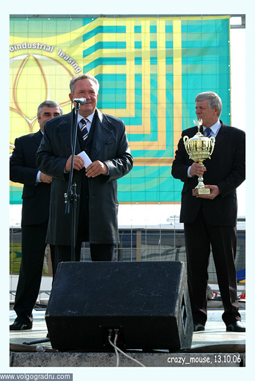 Вступительная речь губернатора области Максюты . участники чемпионата, Центральная набережная, Волгоград