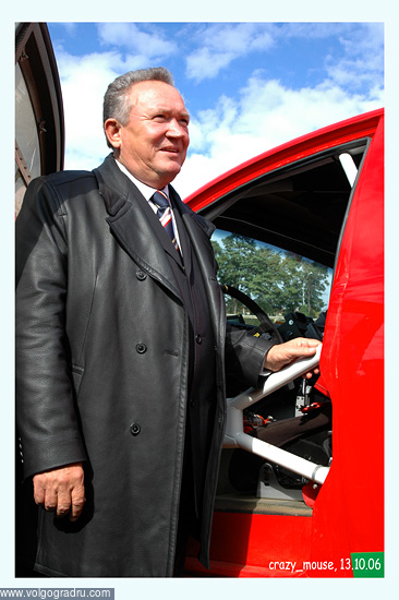 После выступления губернатор осматривал автомобили. участники чемпионата, Центральная набережная, Волгоград