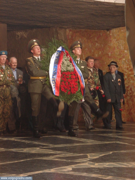 Возложение цветов в Зале воинской славы. Зал Воинской славы, День Победы, 9 мая в Волгограде