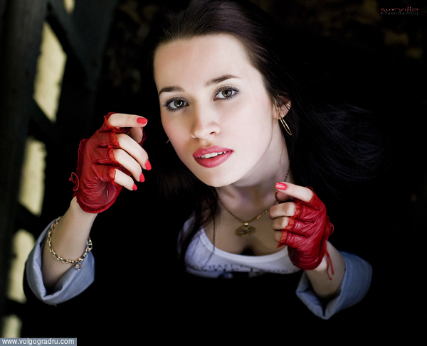 2010. девушка, перчатки, портрет