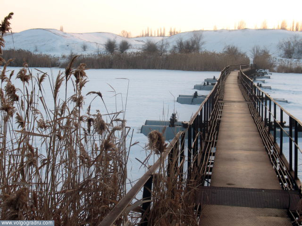 Берег левый-берег правый.. Зима, пруд, мост.