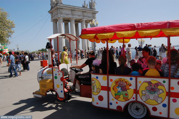 Маленькие волгоградцы катаются на "паровозике" по Набережной. 9 мая, праздник, ветераны
