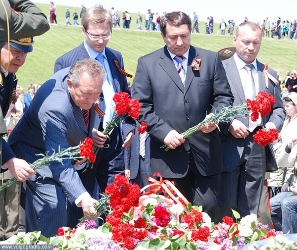Цветы возлагают представители администрации. парад 9 мая, празднование 9 мая, день победы 9 мая
