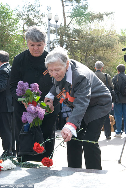 Цветы для павших защитников Сталинграда. парад 9 мая, празднование 9 мая, день победы 9 мая