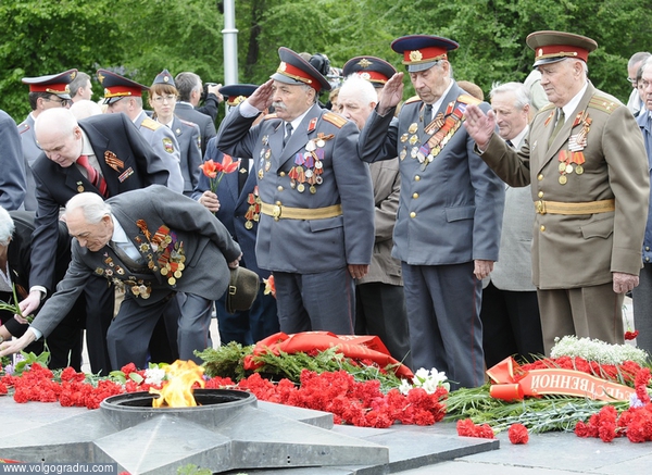 Ветераны у Вечного огня. Вечный огонь, ветераны войны, День Победы в Волгограде 2009
