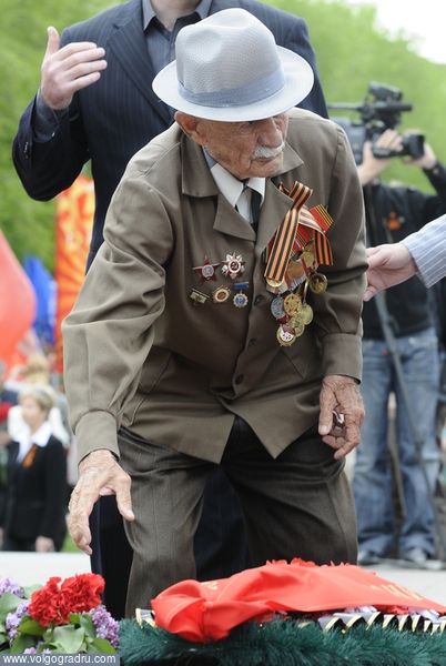 Ветеран у Вечного огня. ветеран войны, Вечный огонь, День Победы в Волгограде 2009