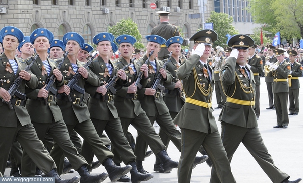 Праздничный парад . Парад Победы в Волгограде, парад на площади павших борцов, парад на 9 мая