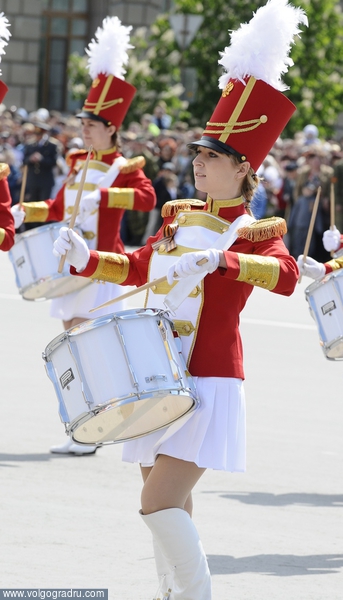 Барабанщицы на Параде Победы. Парад Победы в Волгограде, парад на площади павших борцов, парад на 9 мая