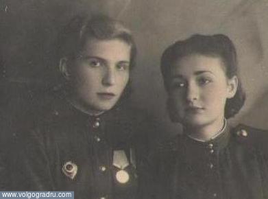 Л.Ф.Бороздина с боевой подругой. 1944 год.. Сталинград в лицах, 