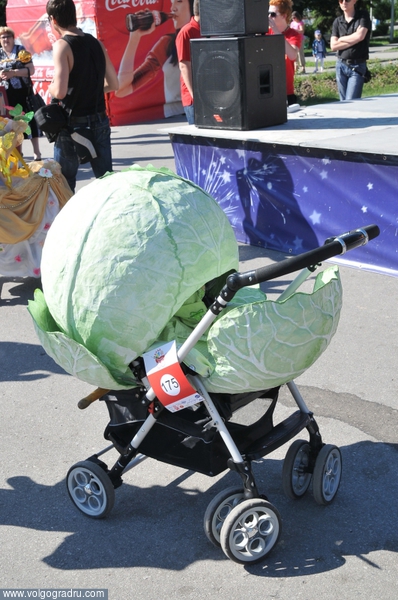 Малыш в капусте. парад колясок, детская коляска, маскарад