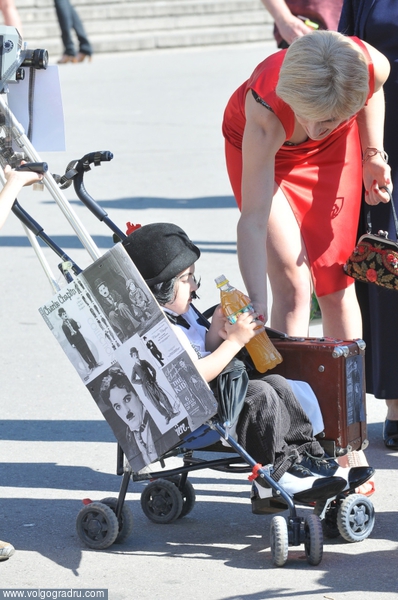 Чарли Чаплин. парад колясок, детская коляска, маскарад