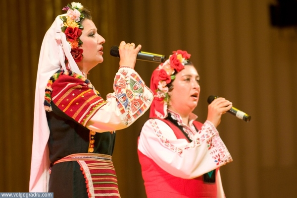 Выступление народных артистов Болгарии. Болгария, болгарская культура, народные танцы