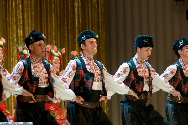 Танцоры Болгарии. Болгария, болгарская культура, народные танцы