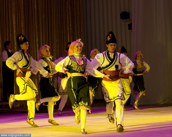 Выступление. Болгария, болгарская культура, народные танцы