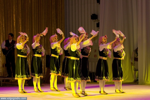 На сцене. Болгария, болгарская культура, народные танцы
