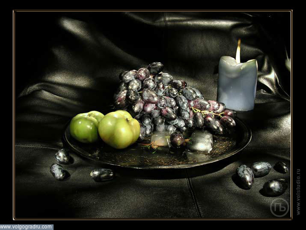 Виноградный натюрморт со свечкой, яблоками и кусочками льда. натюрморт, фотоарт, виноградный натюрморт