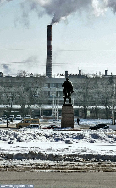 Ленин на баррикадах. Волгоград, городской пейзаж, зима